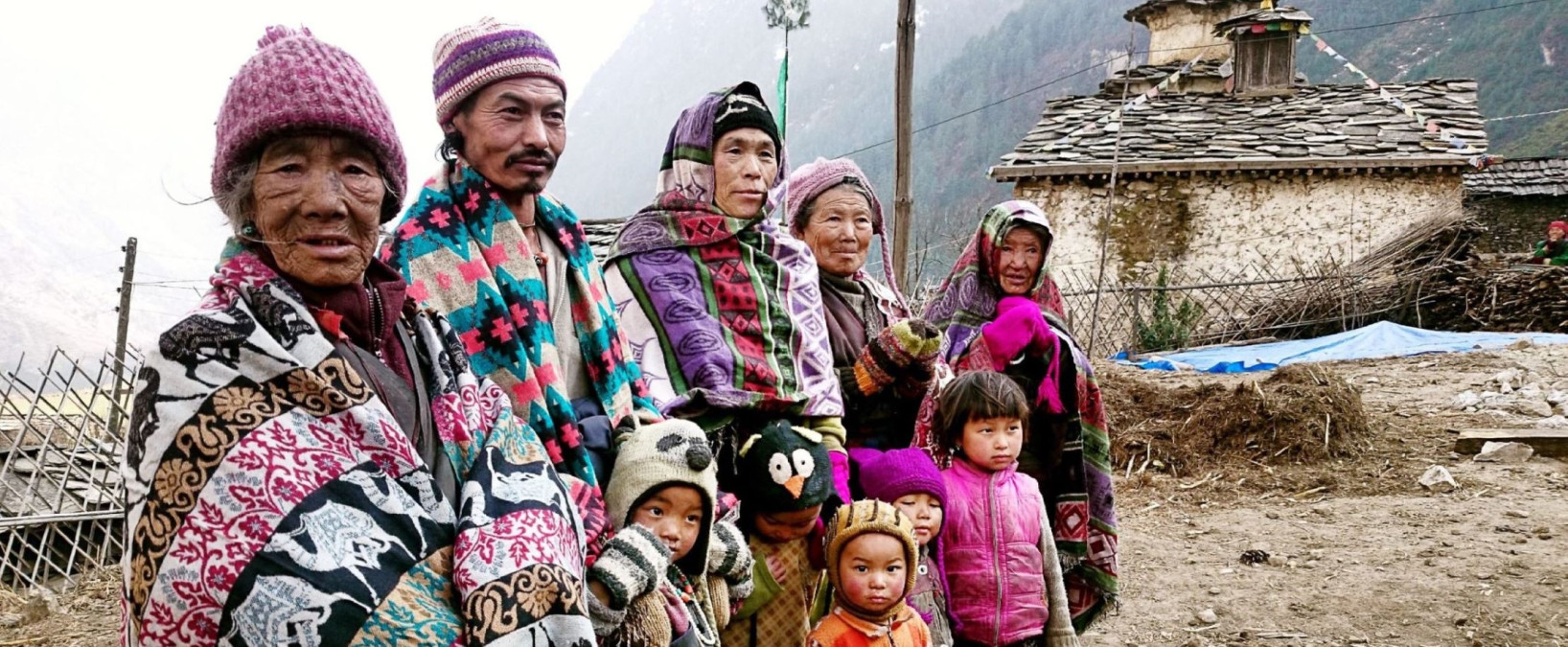 Lidem jsme rozdali šály, čepice a rukavice.