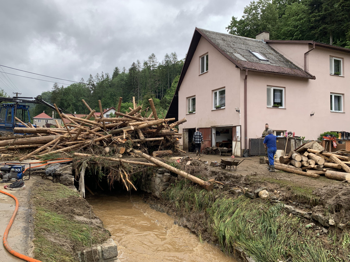 Nevládní organizace vyčistí přes 300 studní a přispějí nejohroženějším. Na pomoc zaplaveným vybraly 2,8 milionu korun