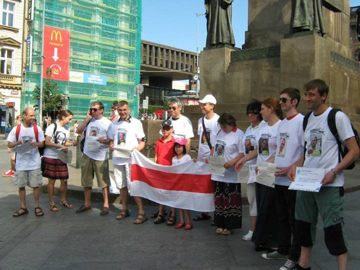 V Minsku se zatýkalo. Příznivci Bjaljackého se sešli i v Praze