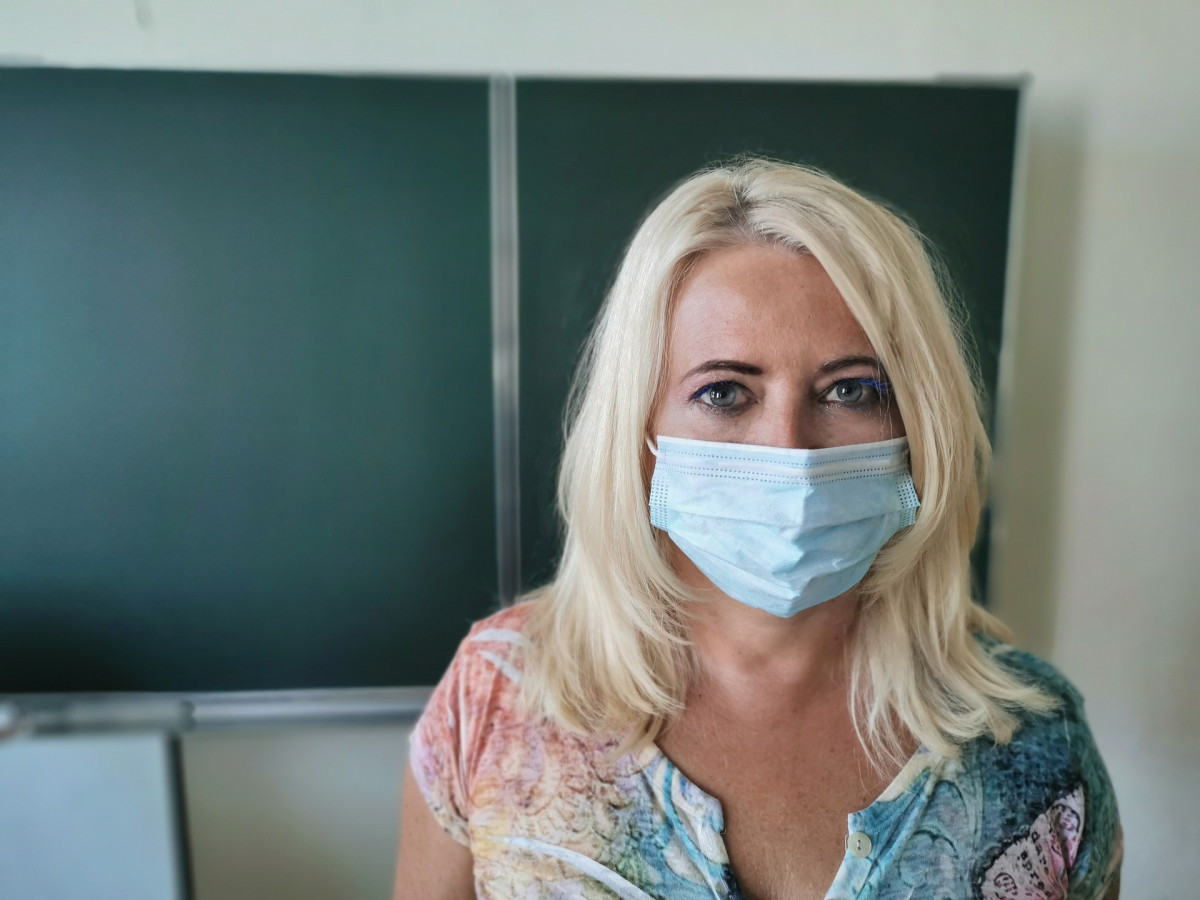Třetina asistentů pedagoga na jaře zajišťovala kontakt offline žáků se školou, ukázal průzkum. Polovina z nich po znovuotevření škol v květnu učila