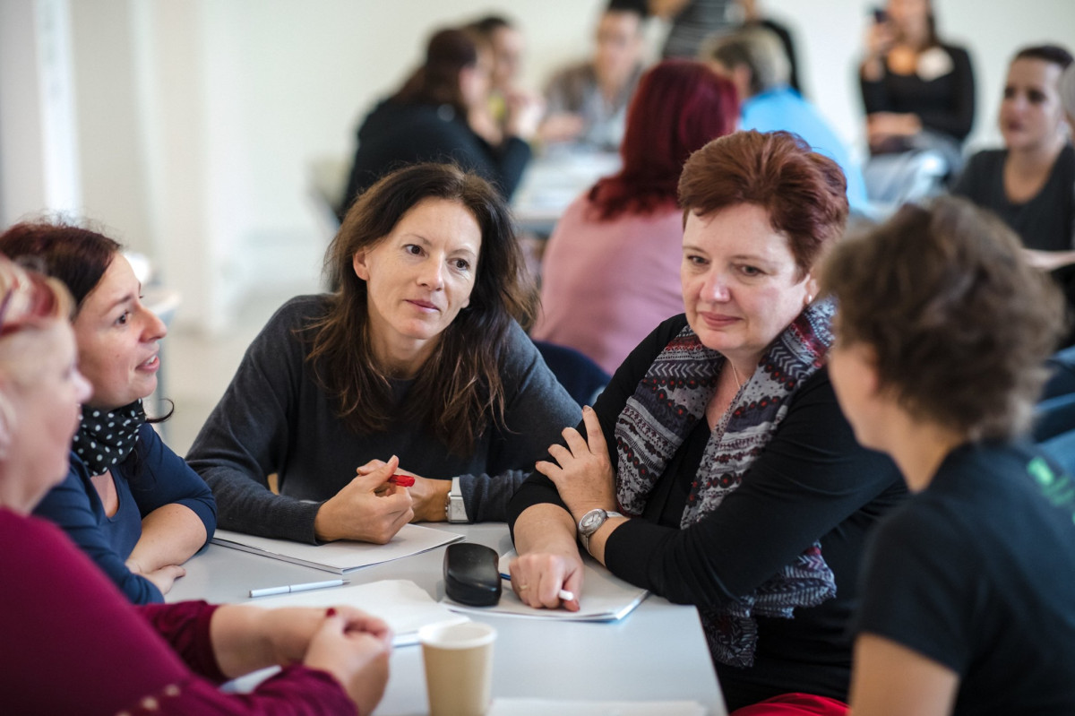  Jakou roli hráli asistenti pedagoga při distančním vzdělávání a návratu do škol? Přečtěte si naši komplexní zprávu