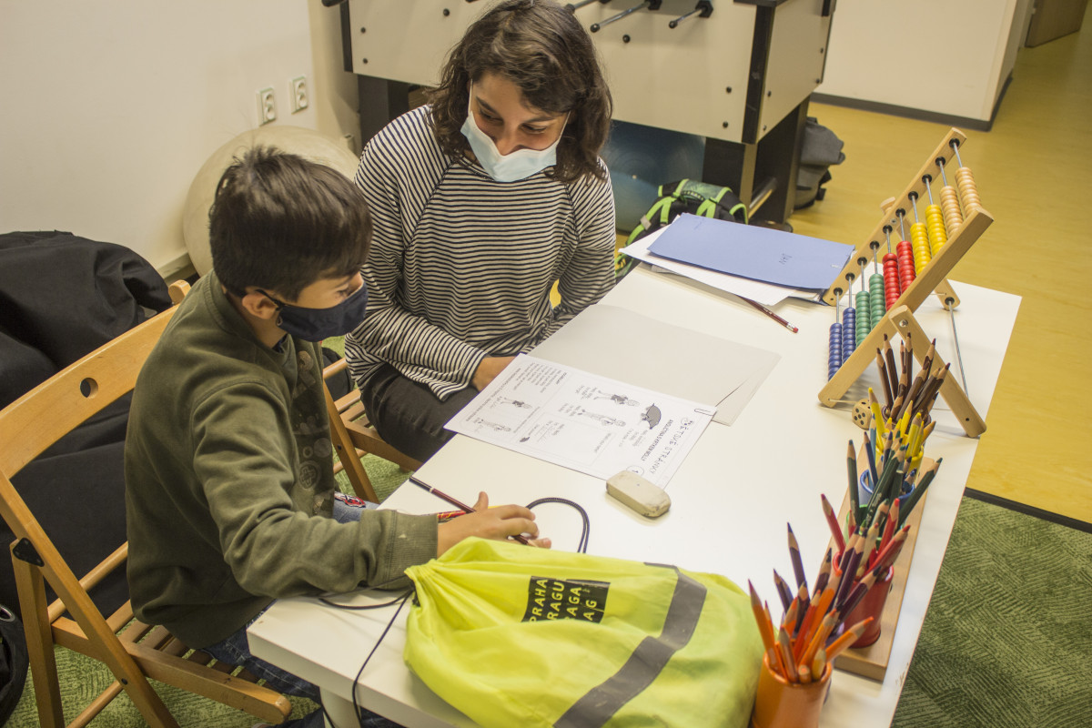 Skutečný dárek pomáhá při pandemii. Lidé mohou darovat doučovaní dětem v Česku i v Africe