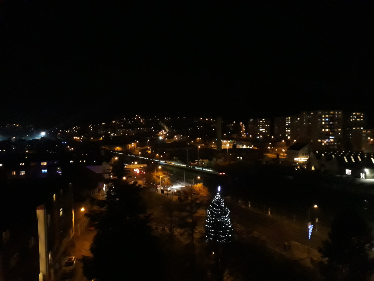 V noci na dnešek začal padat sníh. Terénní pracovník Vít Masare o adventní Praze