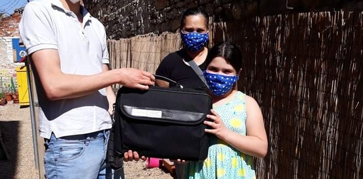 Z jedniček a dvojek se náhle staly pětky. Zapůjčený počítač však pomohl malé Naty zpět na nohy