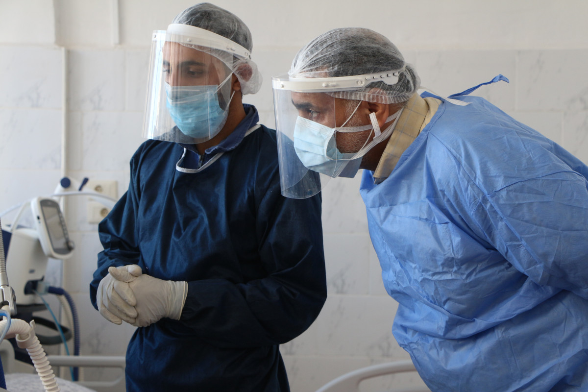 Zdravotníci bojují s nemocí covid-19 po celém světě. Jaká je ale realita těch, kteří už deset let léčí lidi v zemi, kde je válka?