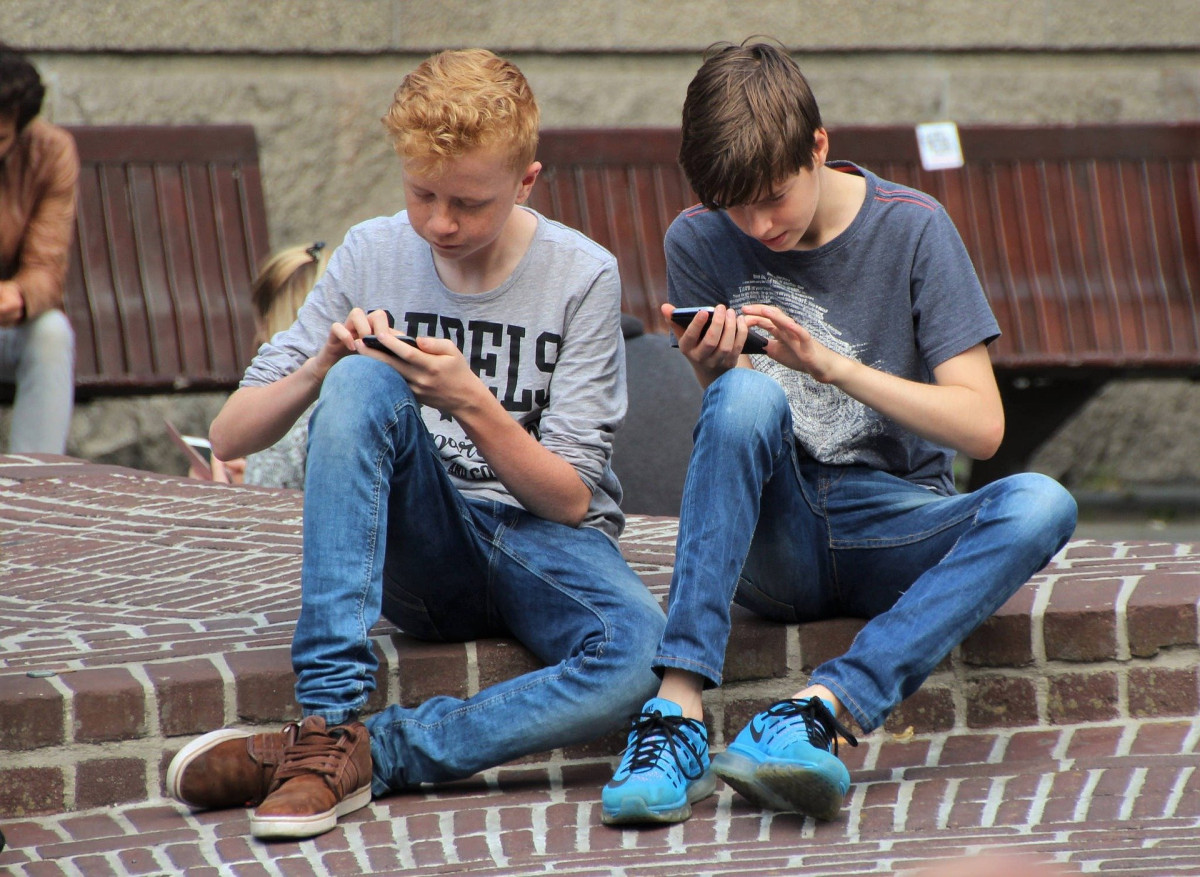 Online závislostí a kyberšikany mezi žáky základních a středních škol přibývá, ukázal průzkum