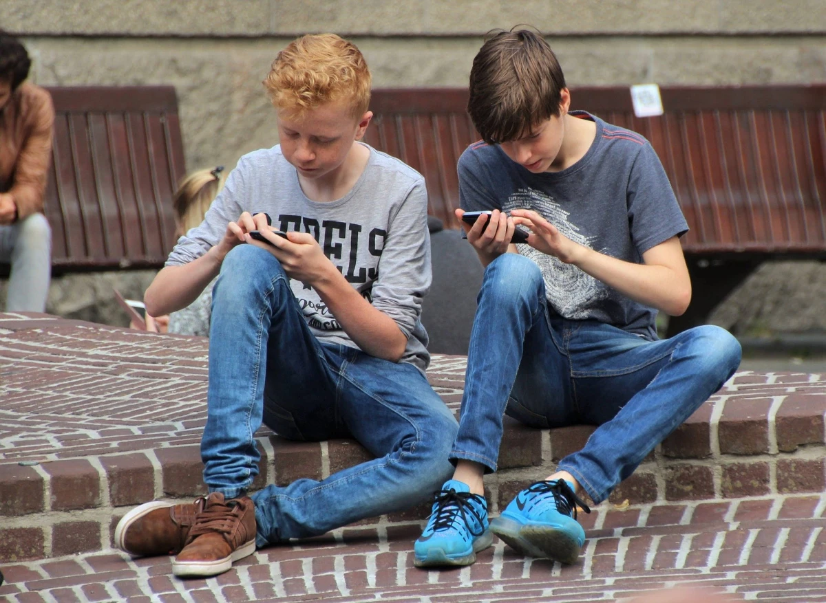 Online závislostí a kyberšikany mezi žáky základních a středních škol přibývá, ukázal průzkum
