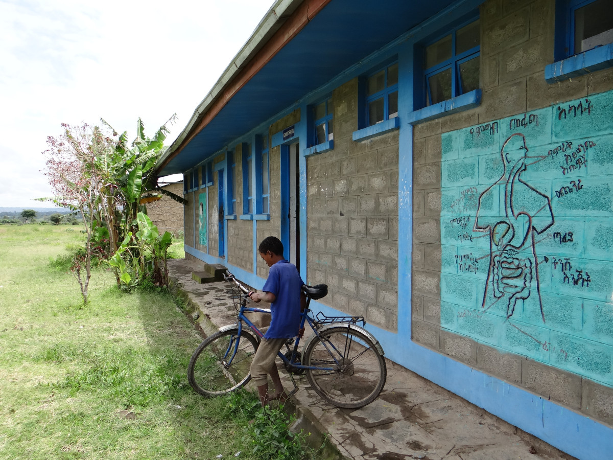 Asore osm let poté - dvě nové školní budovy