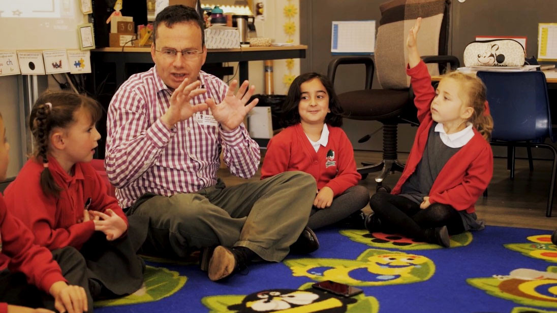 Musíme se zamyslet, jak bychom učili, kdyby škola nebyla povinná a děti v ní být nemusely, říká učitel filosofie pro děti