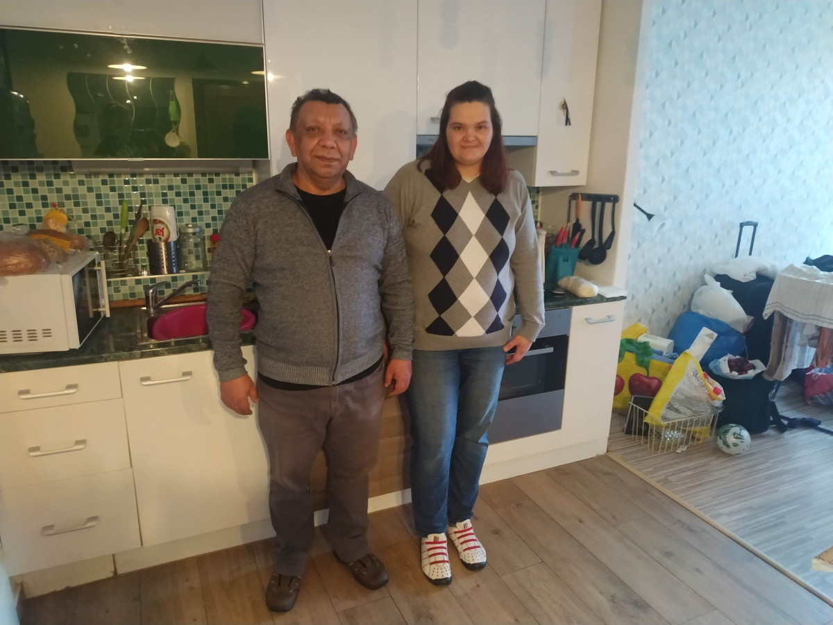 Manželé první den v novém bytě