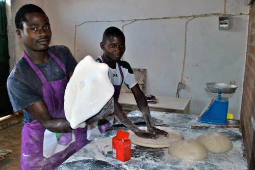 Čeští pekaři postavili pekárnu v Angole