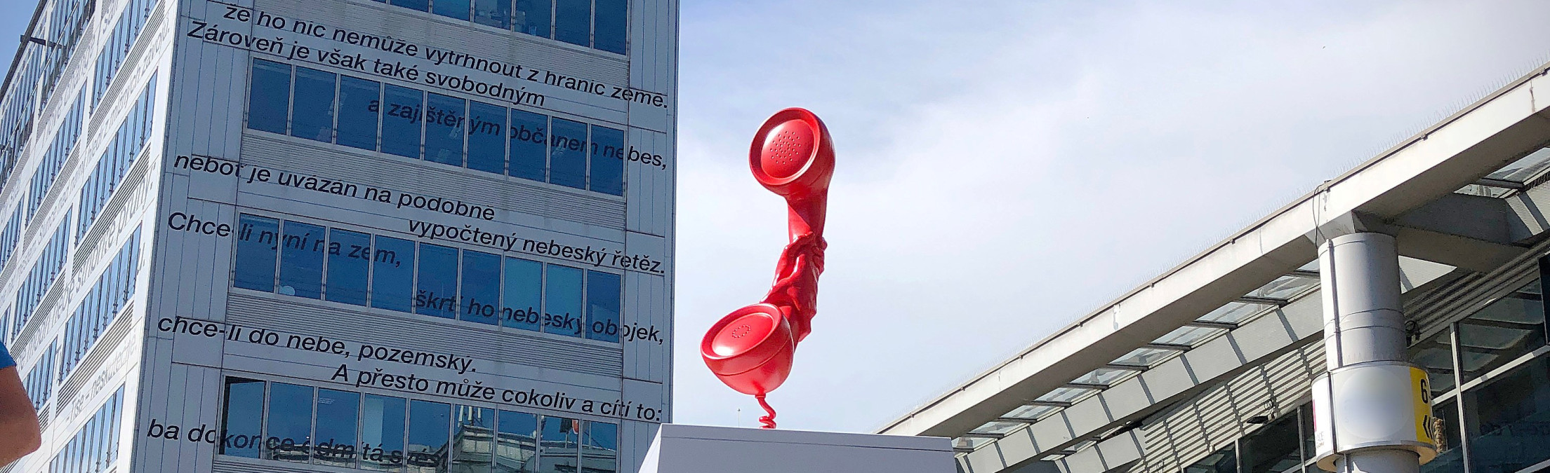 Červené sluchátko vyráží do regionů. Podpoří dluhovou helplinku, kterou už v pandemii využilo přes 5000 lidí