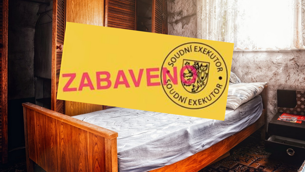 Pod nátlakem vykonavatelů během mobiliární exekuce se paní Stela ještě více zadlužila