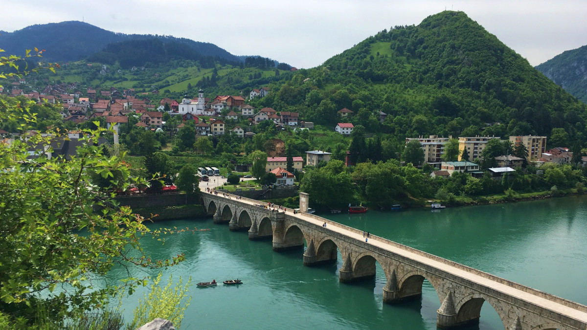Most ve Visegradu, v pozadí město a hory