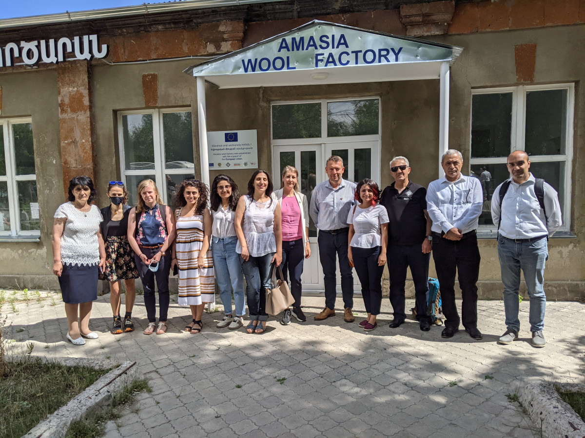 Šimon Pánek před továrnou na vlnu v Amasii.