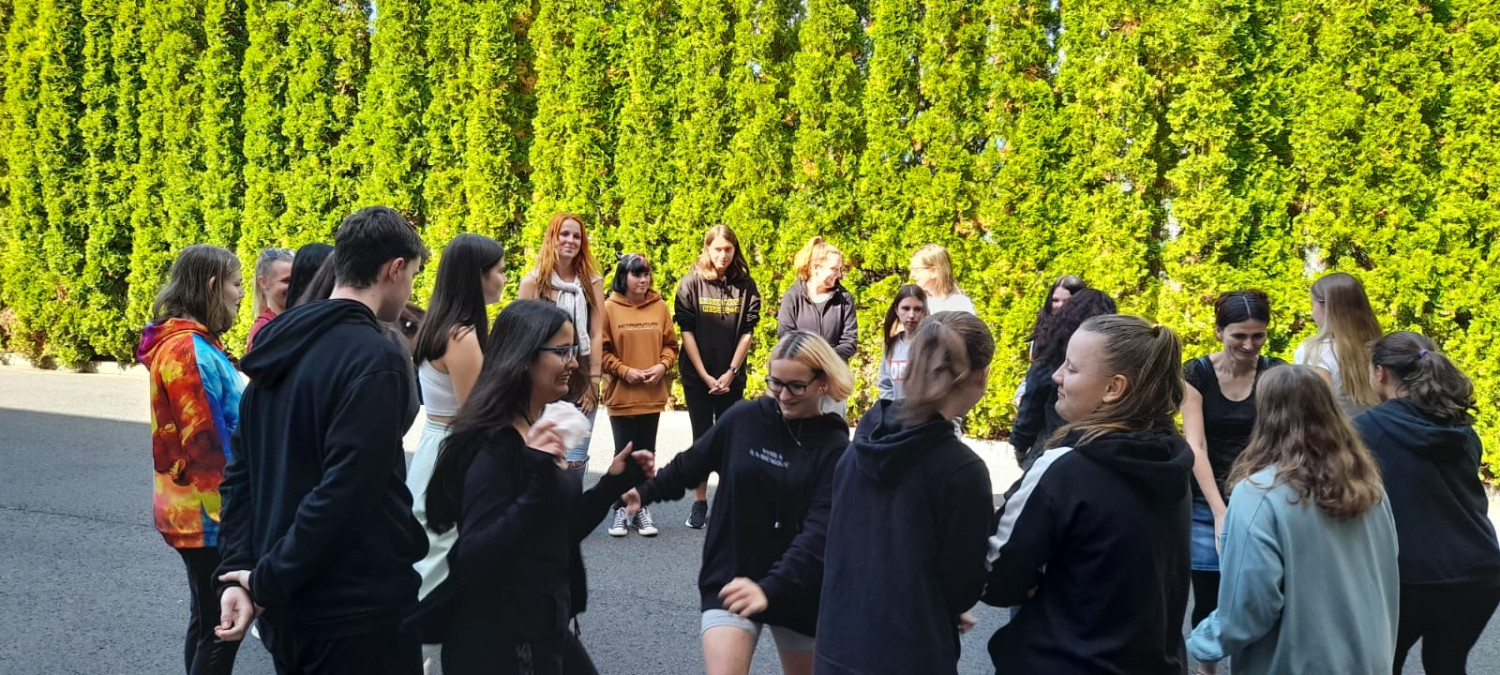 Nervozita, stres, obava z toho, jak zapadnu. Pomáhali jsme se seznamovacími workshopy v Kladně