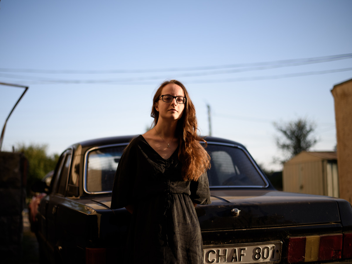 Larisa Calic v říjnu 2021 před budovou Ministerstva zahraničních věcí ČR.