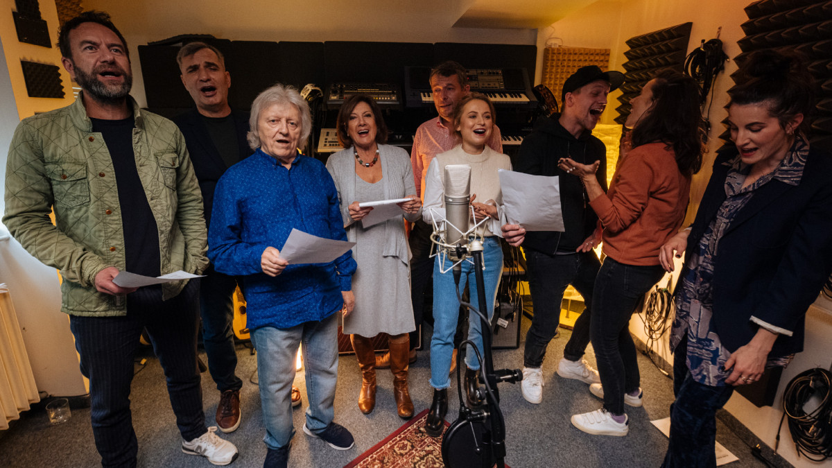 Andělé strážní: Připomeňte si, jak předloni Kubišová, Rottrová a Neckář nazpívali vánoční píseň na podporu Skutečného dárku