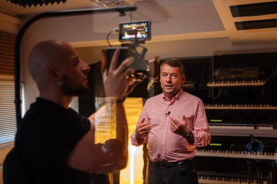 Studio 6: Nejraději dávám na Vánoce bezpečný porod nebo dívčí sílu, říká Pánek o Skutečném dárku