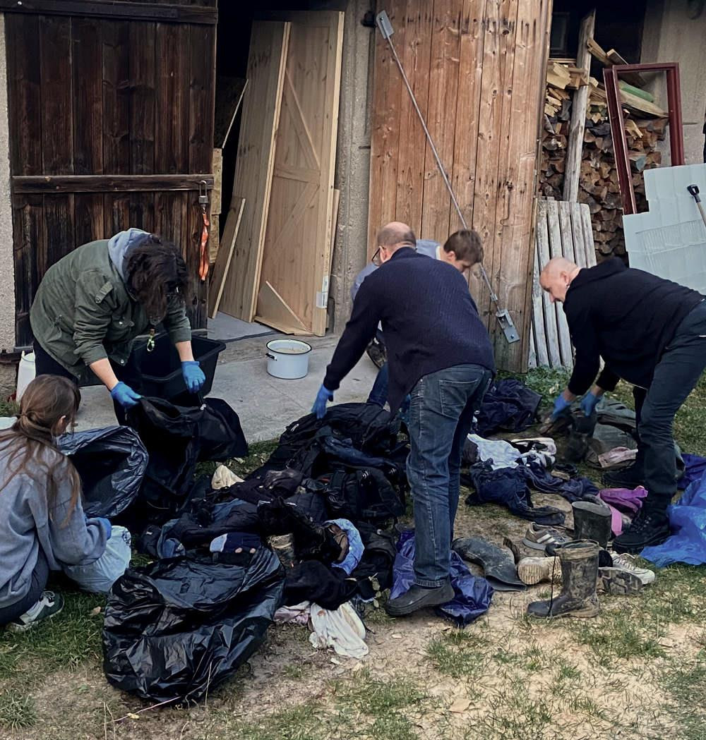 Aktivisté ze skupiny Grupa Granica třídí oblečení pro uprchlíky uvízle na polsko - běloruské hranici