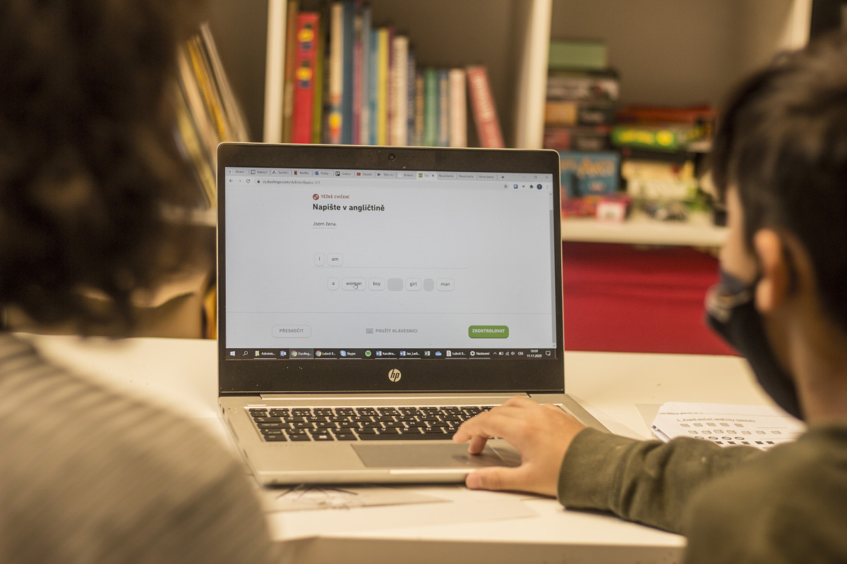 Pro děti a s dětmi. Dětem pomáháme s úkoly a při práci s počítačem, jsme i důležitou spojkou mezi školou a rodinou.