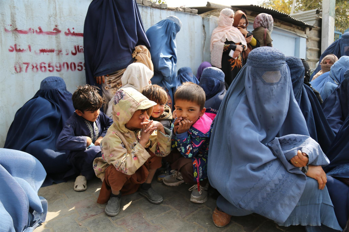 Lidé čekající na distribuci hmotné pomoci v Kábulu.