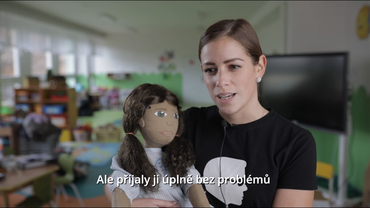 Brýle, jiný jazyk nebo chudoba? Panenky s osobností přinášejí do třídy téma odlišnosti a respektu