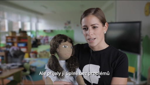 Brýle, jiný jazyk nebo chudoba? Panenky s osobností přinášejí do třídy téma odlišnosti a respektu
