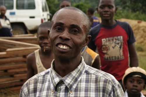 V Kongu roste škola. Cihly lisoval i její ředitel