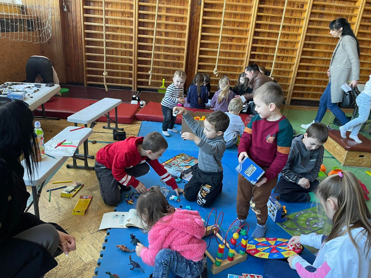 Pomoc Ukrajincům v ČR: pomáháme v terénu, rozšiřujeme činnost help linky, doučujeme a podporujeme další nevládní organizace