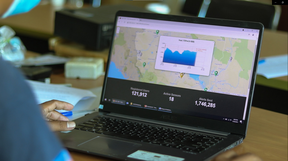 I poslech rádia může zachránit život. Systém včasného varování pomáhá chránit obyvatele Kambodži