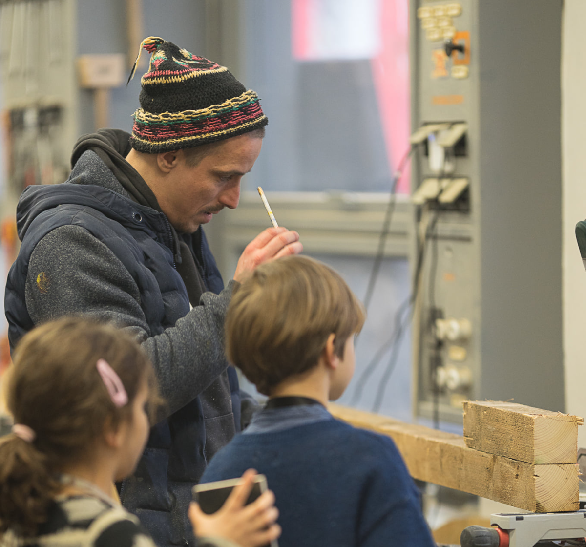 Truhlíky ochladí ulici a pomůžou včelám. Cirkulární dílna zazeleňuje město i díky programu Mladí chrání klima