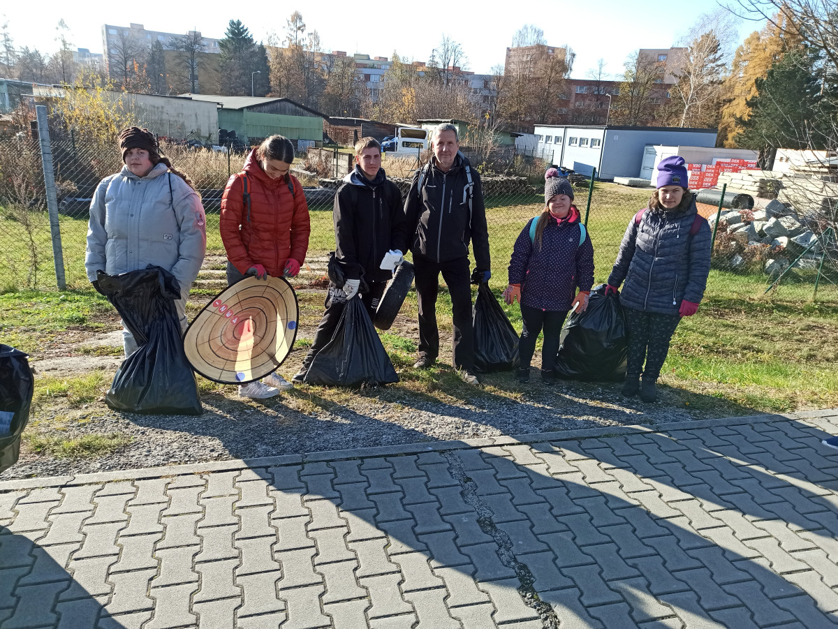 Letošní projekty Active Citizens #sodvahou: studenti pořádali charitativní sbírky i zvelebili lesopark