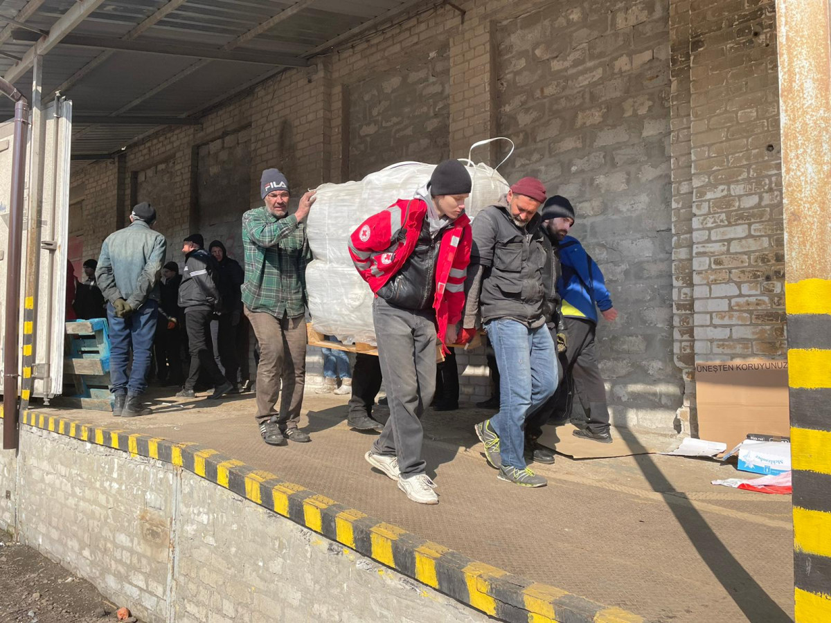 V konvoji OSN dorazila do Severodoněcku i pomoc Člověka v tísni pro 5 500 lidí