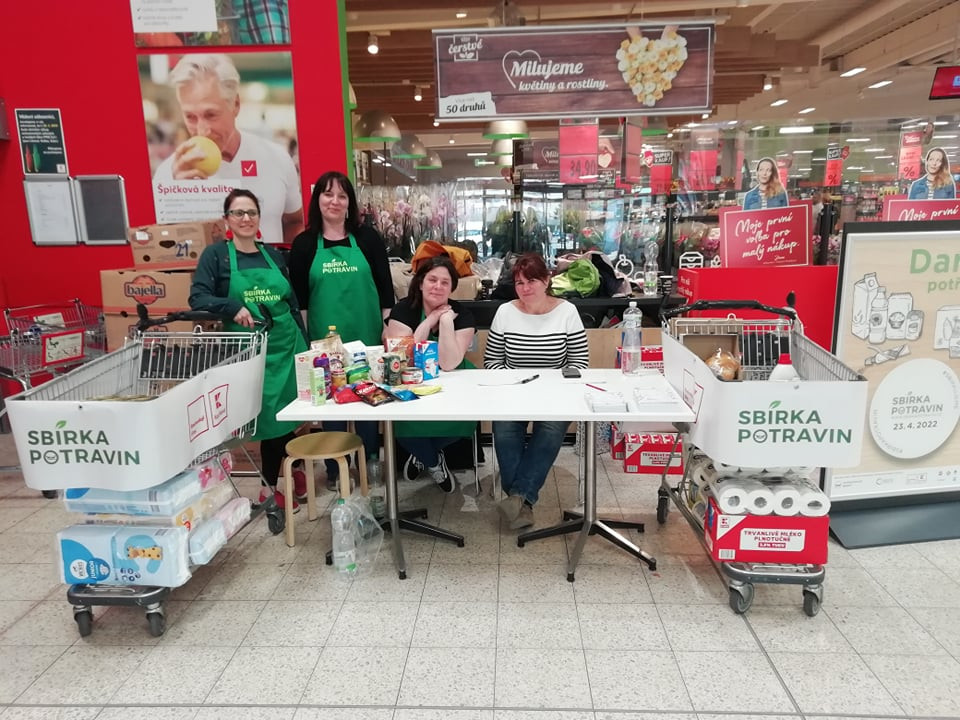 Do Sbírky potravin přispívali nejčastěji senioři