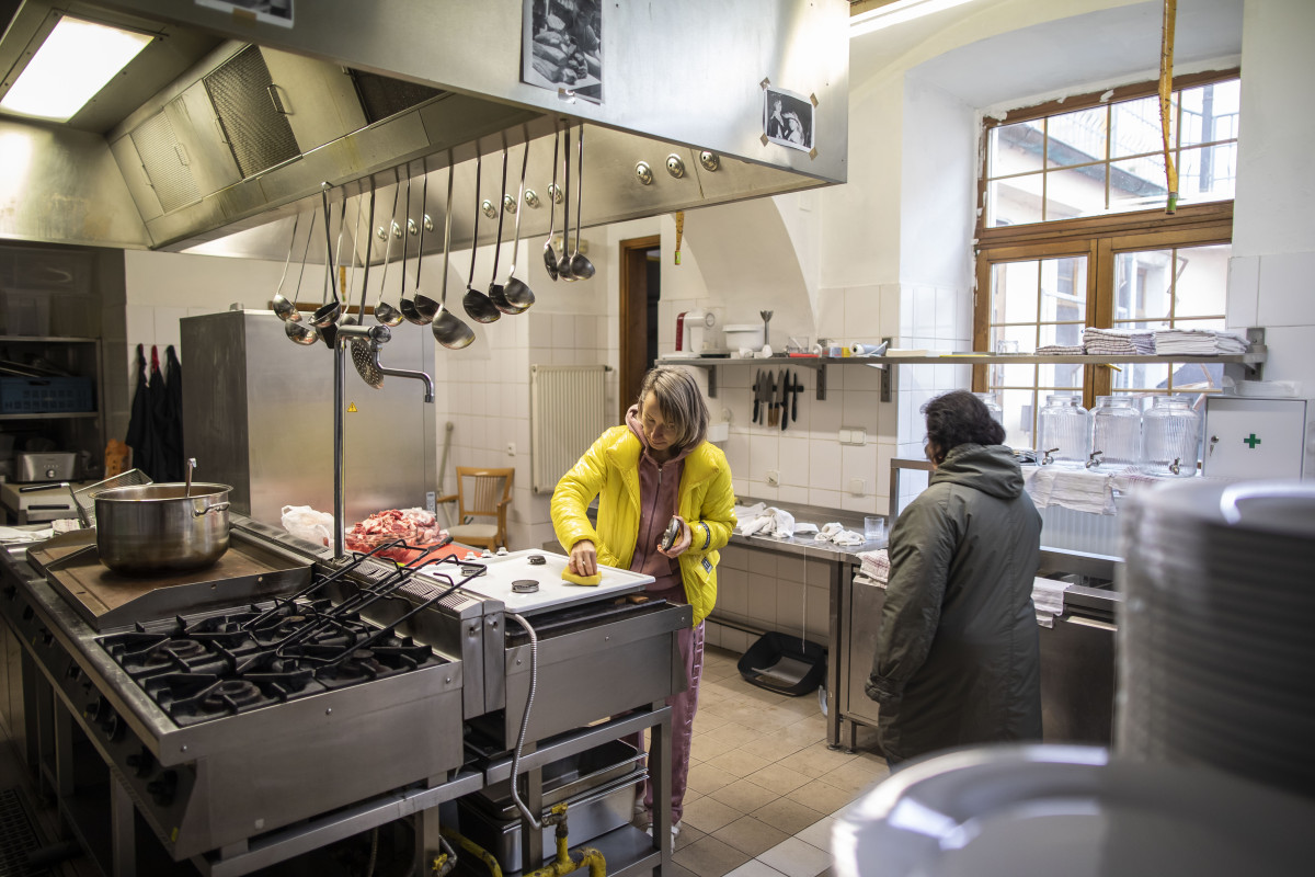 Deník N: S diplomem do továrny. Uprchlíky při hledání práce brzdí neznalost češtiny