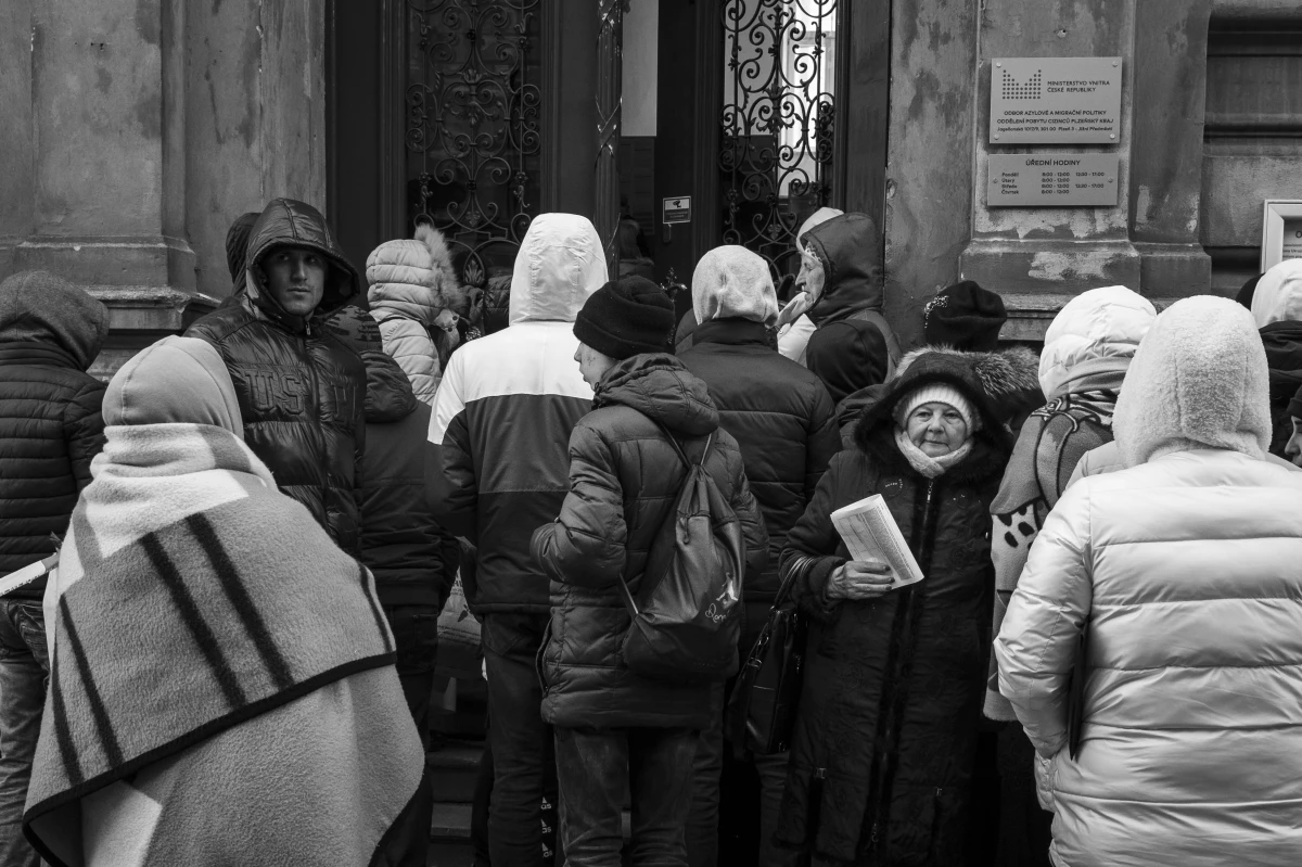 Uprchlíci se potýkají s nedostupností škol a důstojného bydlení, ukazuje dotazníkové šetření Člověka v tísni