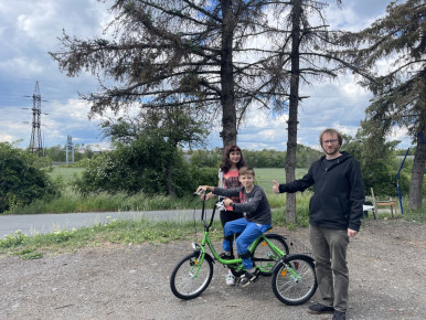 Rehabilitační tříkolka nebo počítač pro nevidomé. Pražská pobočka pomáhá ukrajinským uprchlíkům s postižením