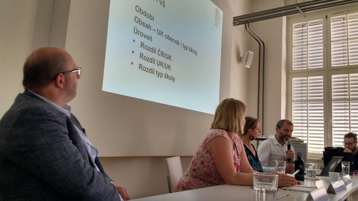 Jak mladým migrantům usnadnit studium na středních školách? Stát řešení připravuje, ale neznámých je stále mnoho