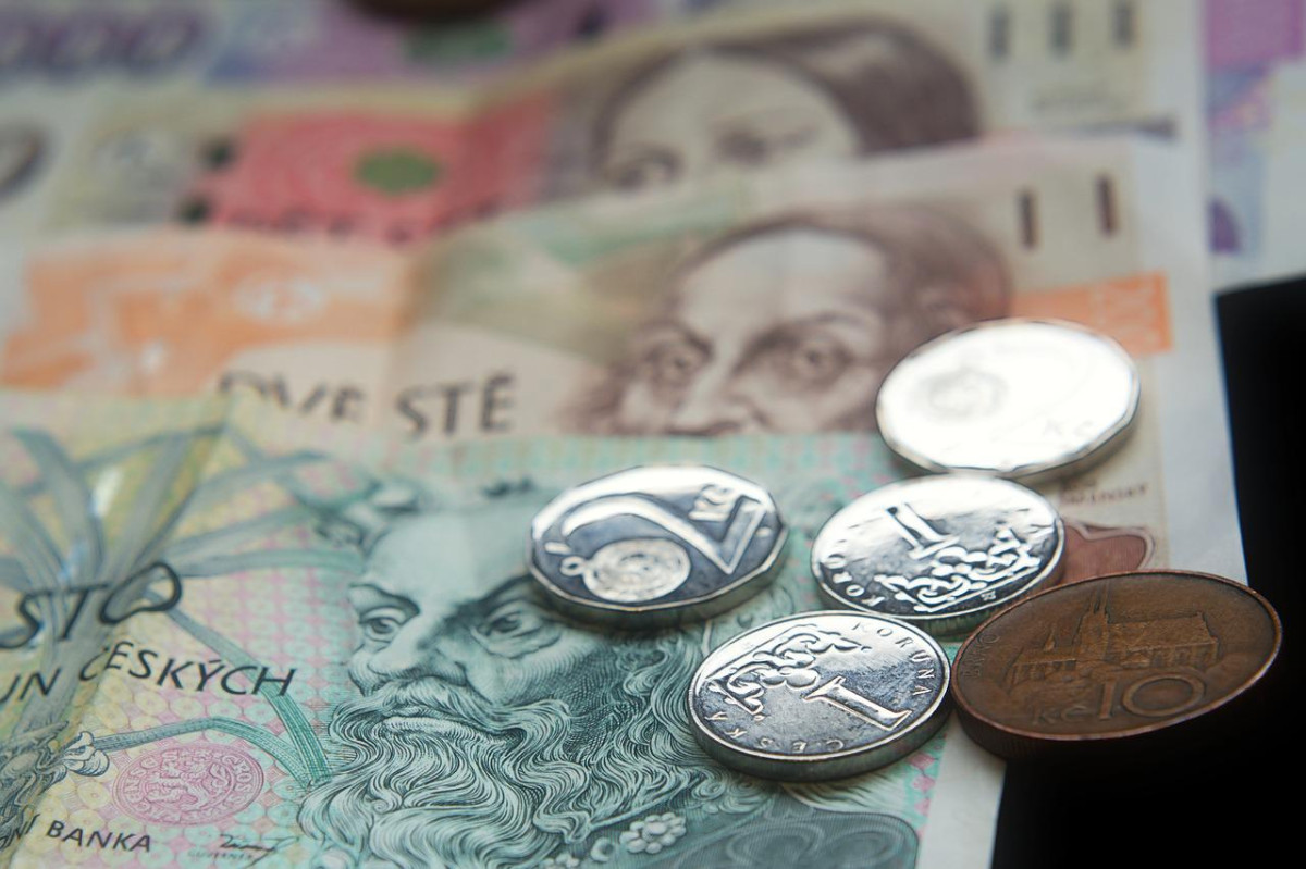 Exekuce kvůli malým dluhům měly skončit. Kvůli zaplacení koruny pokračují