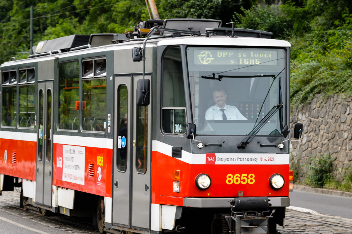 Pražský dopravní podnik ve spolupráci s hlavním městem a Člověkem v tísni věnuje na Ukrajinu 20 tramvají a 2 autobusy