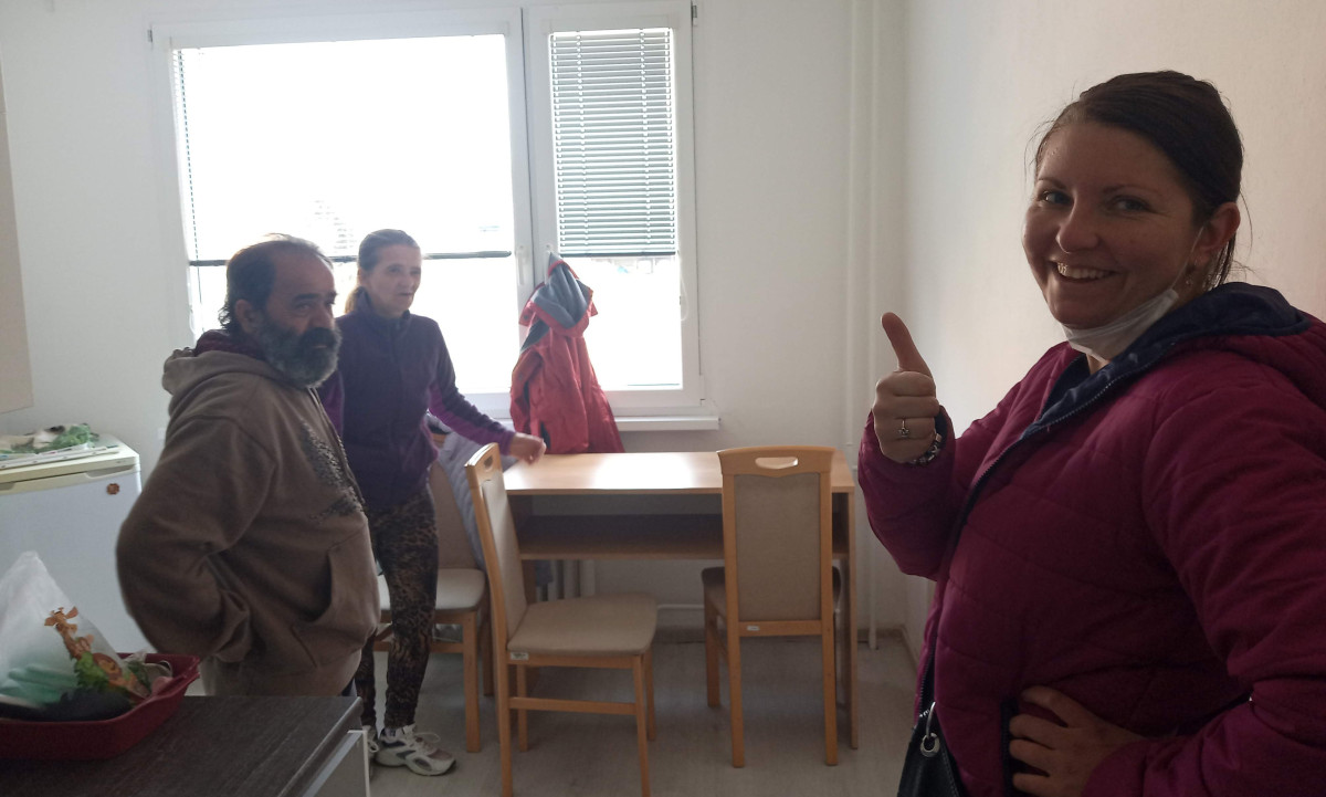 Manželé se po dvou letech vrátili z ulice do bytu. Museli se ale naučit obsluhovat pračku nebo schránku