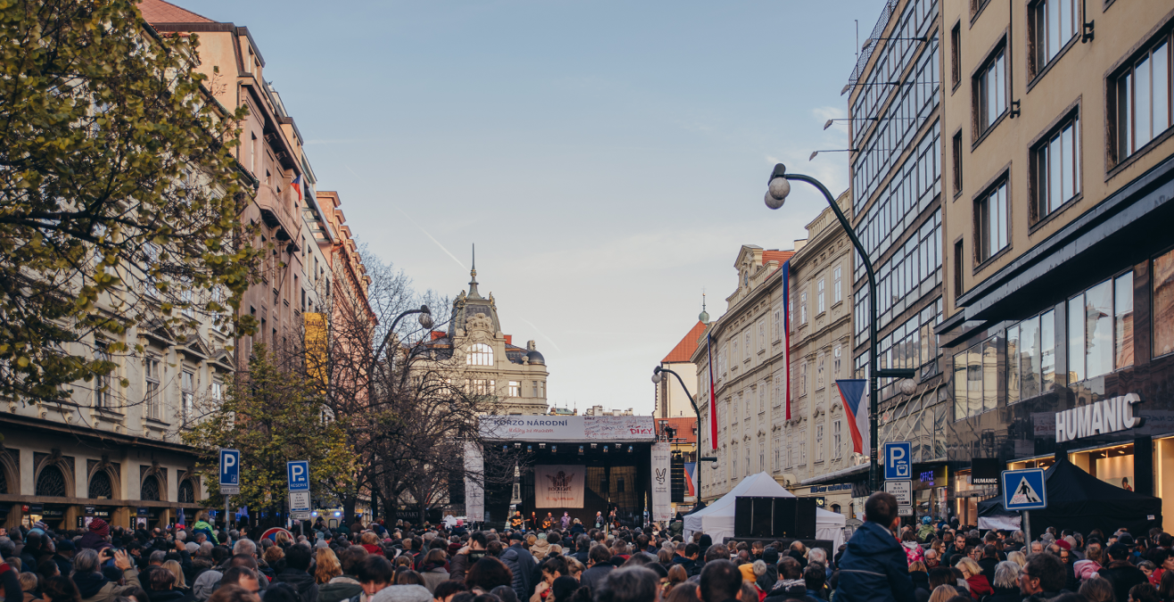 Člověk v tísni oslavuje svobodu s fotokoutkem na Korzu Národní 