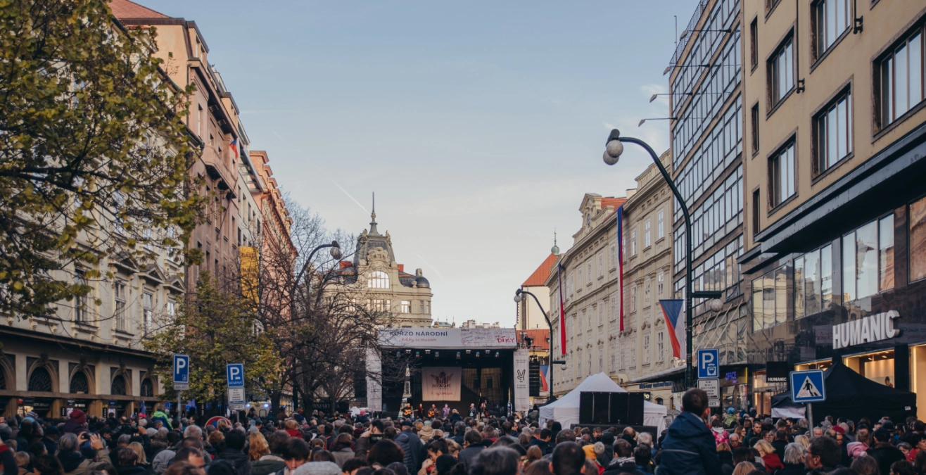 Člověk v tísni oslavuje svobodu s fotokoutkem na Korzu Národní