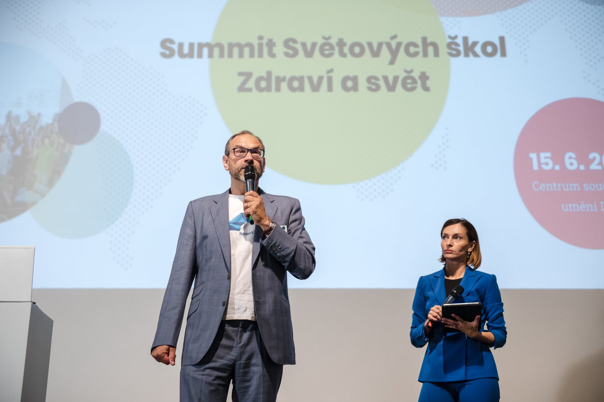 Summit Světových škol 2022: Pusťte si záznamy vystoupení i certifikace škol