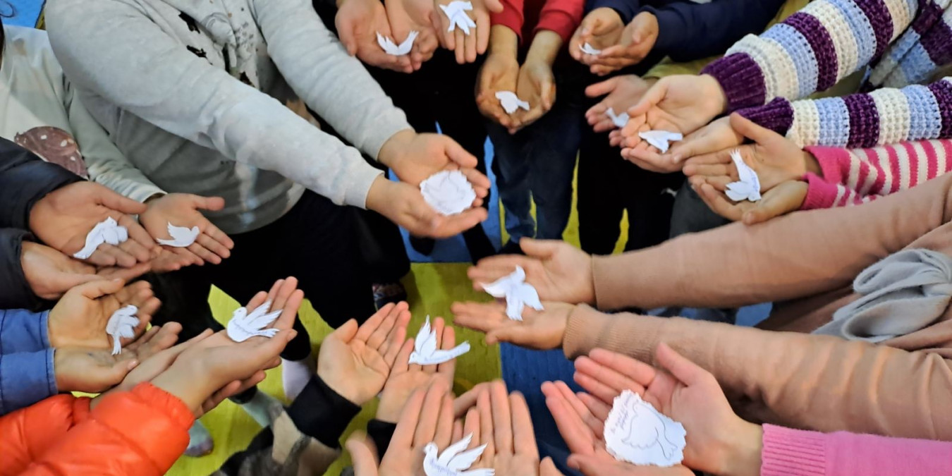 ČLOVĚK V TÍSNI VYDAL PŘÍRUČKU : UPLATŇOVÁNÍ PŘÍSTUPU ZALOŽENÉNÉHO NA LIDSKÝCH PRÁVECH V ROZVOJOVÝCH A HUMANITÁRNÍCH PROGRAMECH