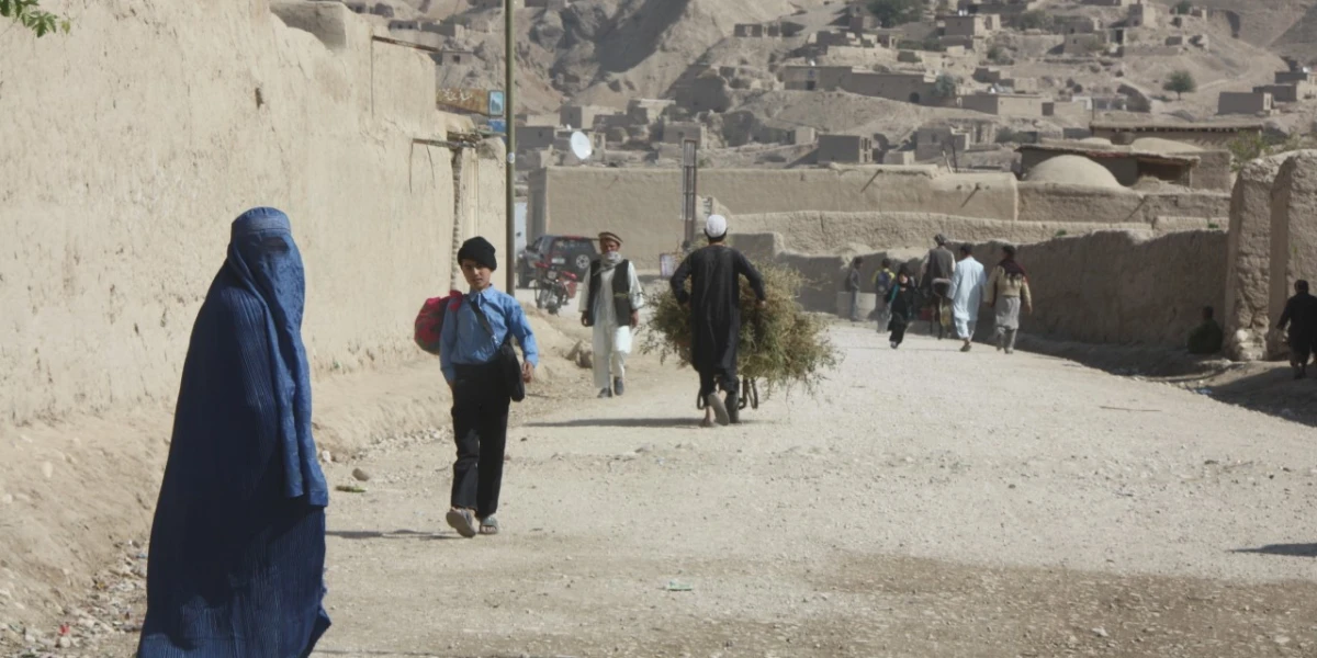 Člověk v tísni pozastavuje programy v Afghánistánu a vyzývá ke zrušení zákazu působení místních žen v humanitárních organizacích