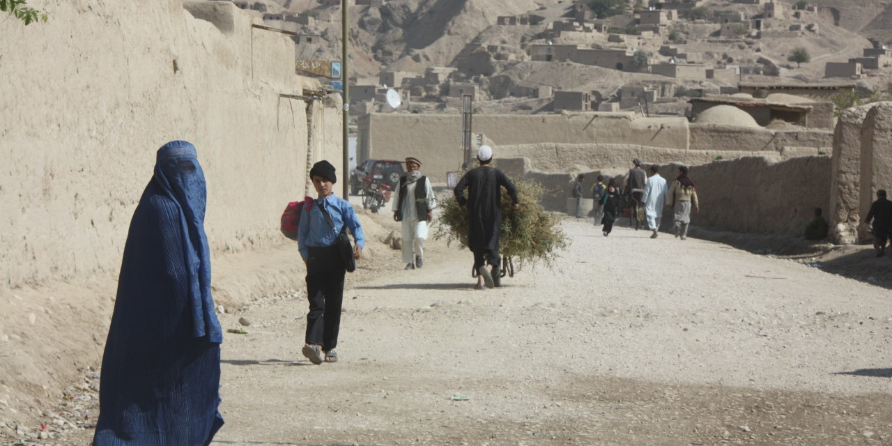 Člověk v tísni pozastavuje programy v Afghánistánu a vyzývá ke zrušení zákazu působení místních žen v humanitárních organizacích