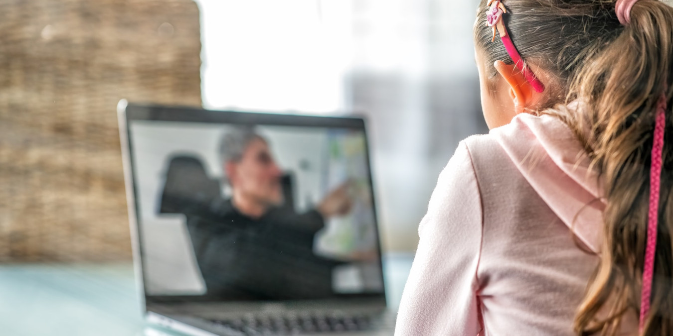 Ukrajinské děti na ubytovnách v odlehlých místech doučujeme online. Zájem sílí