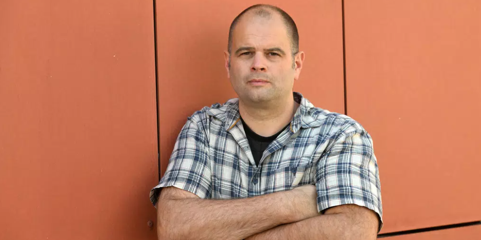 „Pomoc státu využívá jen asi deset procent seniorů, kterým rostou náklady za bydlení,“ říká Daniel Hůle